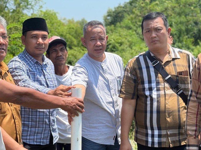 Ombudsman Sumut, DPRD dan Pemkab Deli Serdang saat memasang patok di kawasan hutan lindung. (Foto: Istimewa)