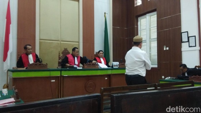 Owner Raja Glow, Agus Salim saat menghadiri sidang di PN Makassar.