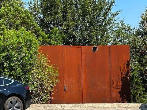 Pagar Besi Rumah Elon Musk di Texas