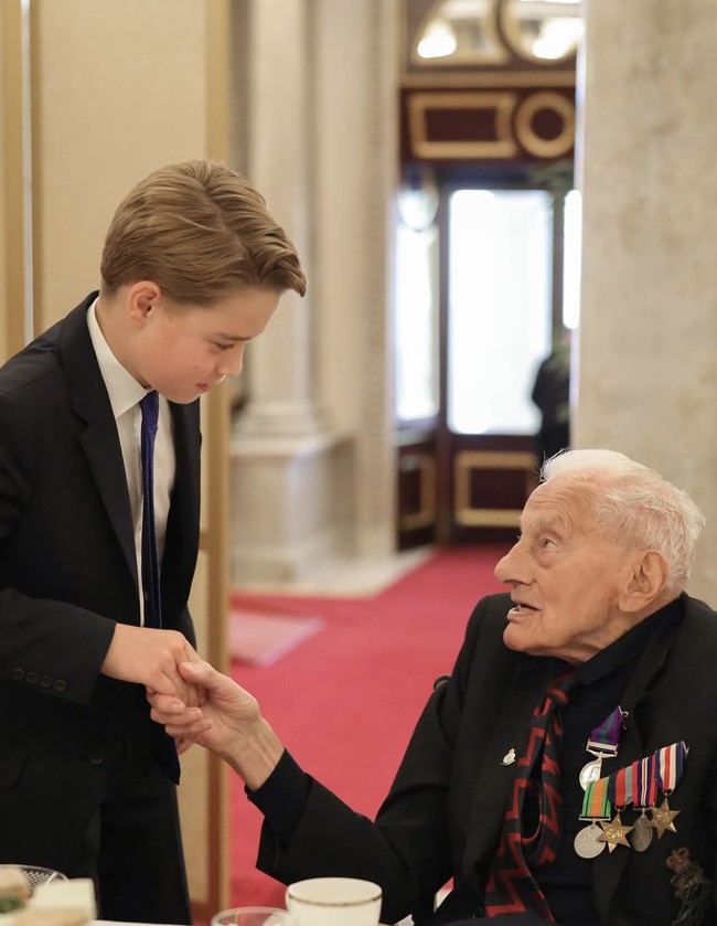 Ini salah satu momen hangat. Tampak George bersalaman dengan veteran Perang Dunia II. Acara ini digelar bertepatan dengan peringatan 80 tahun Hari Kemenangan di Eropa (Victory in Europe Day atau VE Day), yang menjadi momentum penting dalam sejarah Eropa yang menandai berakhirnya Perang Dunia II di benua tersebut.  Foto: dok. Instagram @princeandprincessofwales