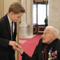 Ini salah satu momen hangat. Tampak George bersalaman dengan veteran Perang Dunia II. Acara ini digelar bertepatan dengan peringatan 80 tahun Hari Kemenangan di Eropa (Victory in Europe Day atau VE Day), yang menjadi momentum penting dalam sejarah Eropa yang menandai berakhirnya Perang Dunia II di benua tersebut.  Foto: dok. Instagram @princeandprincessofwales