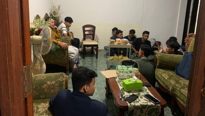 Panitia turnamen futsal di GOR Unesa mengunjungi rumah korban pengeroyokan.