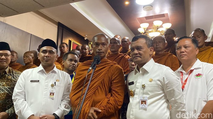 Para biksu thudong disambut jajaran pejabat Pemprov Jateng di Kantor Gubernur Jateng, Kecamatan Semarang Selatan, Rabu (7/5/2025).
