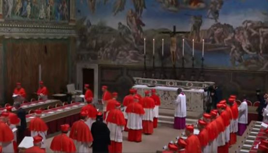 Para Kardinal elektor menghormat altar kudus sebelum menuju kursi masing-masing sebelum konklaf 2025 dimulai. (YouTube/EWTN Vatican)