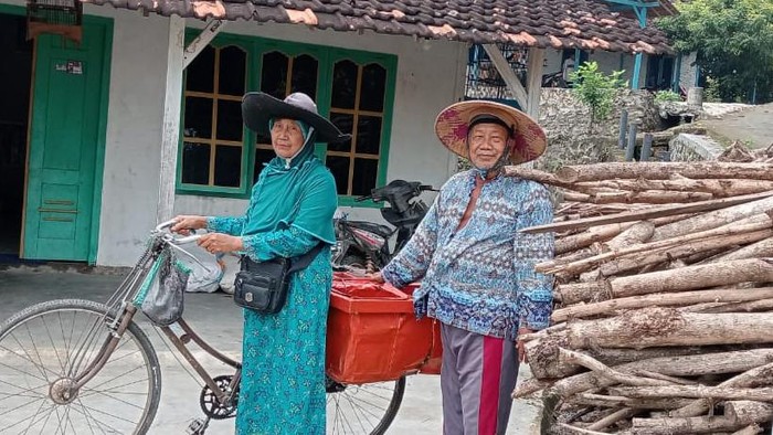 Sumarno Dirjo Romentu dan Sukarti, pasangan suami istri yang berdagang pentol bakso keliling kini naik haji setelah nabung 27 tahun.