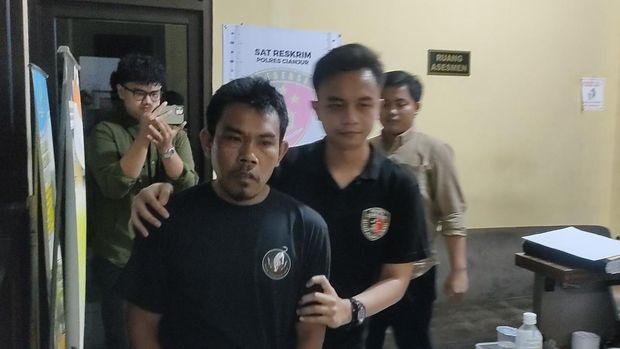 Pelaku penganiaya lansia di Cianjur saat diamankan polisi
