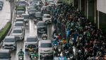 Pemotor Berteduh di Bawah LRT Pancoran Sebabkan Kemacetan Pemotor Berteduh di Bawah LRT Pancoran Sebabkan Kemacetan