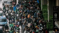 Hujan deras di Jakarta membuat banyak pengendara berhenti sembarangan. Polisi imbau agar tidak berteduh di bawah jembatan atau underpass.