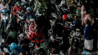 Selain timbulkan macet, berteduh sembarangan di jalan raya juga membahayakan diri sendiri dan pengguna jalan lain.