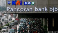 Polisi minta pengendara cari tempat berteduh yang aman, jauh dari jalan raya, seperti area ruko, toko, atau halaman kantor.  