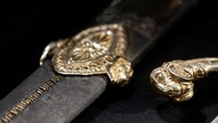 Napoleon, yang meninggal pada tanggal 5 Mei 1821 di usia 51 tahun, masih menimbulkan kontroversi. Bagi sebagian orang, ia adalah komandan terkenal yang membangun kekaisaran yang luas dan di Prancis membangun negara modern yang tersentralisasi, bagi yang lain, ia adalah tiran yang lalim. Pakaiannya merupakan bagian dari citra yang dibuat dengan cermat, dengan Napoleon dan pedangnya yang tak terhapuskan dalam imajinasi publik.
