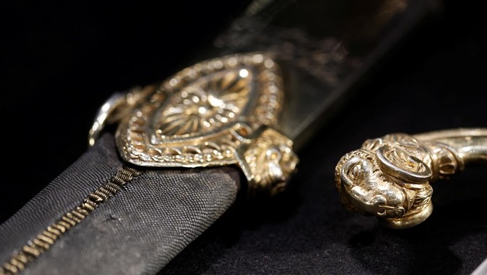 A Drouot employee holds the saber that Napoleon ordered for his personal use from the arquebusier Nicolas-Noel Boutet in 1802 before its auction at Drouot auction house in Paris, France, April 24, 2025. REUTERS/Benoit Tessier     TPX IMAGES OF THE DAY