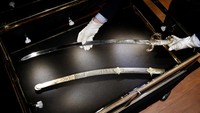 Napoleon menyimpan pedang berhias indah itu sepanjang masa pemerintahannya, yang dipesan oleh pembuat senjata Nicolas-Noel Boutet pada tahun 1802, sebelum menawarkannya kepada Emmanuel de Grouchy, Marsekal terakhir Kekaisaran.