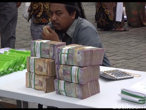 Jasa Penukaran Uang Riyal di Lamongan Naik Saat Musim Haji