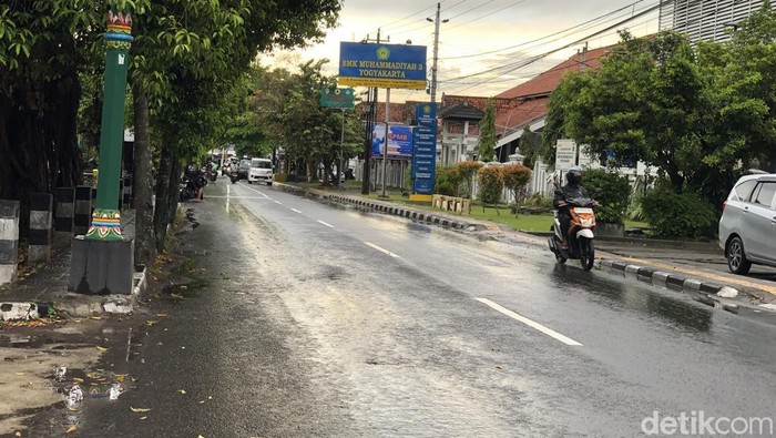 Kondisi Jalan Pramuka, Umbulharjo, Kota Jogja, usai SMK Muhammadiyah 3 diserang sekolah lain menggunakan mercon, Rabu (7/5/2025).