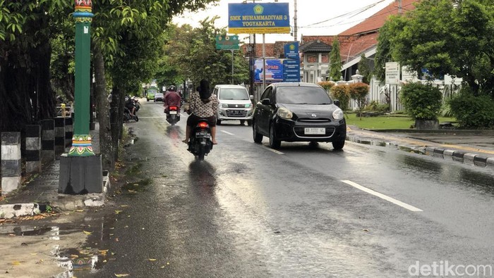 Kondisi Jalan Pramuka, Umbulharjo, Kota Jogja, usai SMK Muhammadiyah 3 diserang sekolah lain menggunakan mercon, Rabu (7/5/2025).