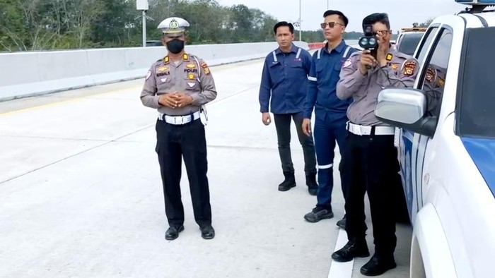 Personel Ditlantas Polda Riau dan PT HK saat memantau kecepatan (Foto: Istimewa)