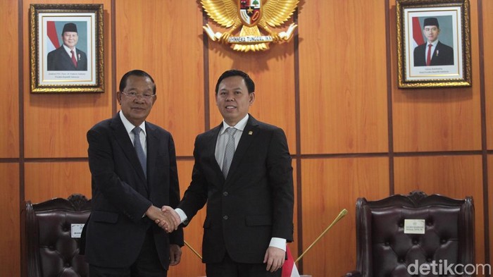 Ketua DPD Sultan Bachtiar Najamuddin berjabat tangan dengan Presiden Senat Kerajaan Kamboja Samdech Akka Moha Sena Padei Techo Hun Sen saat melakukan pertemuan di Kompleks Parlemen, Senayan, Jakarta, Rabu (7/5/2025). Pertemuan tersebut bertujuan untuk mempererat hubungan bilateral antara Indonesia dengan Kamboja.