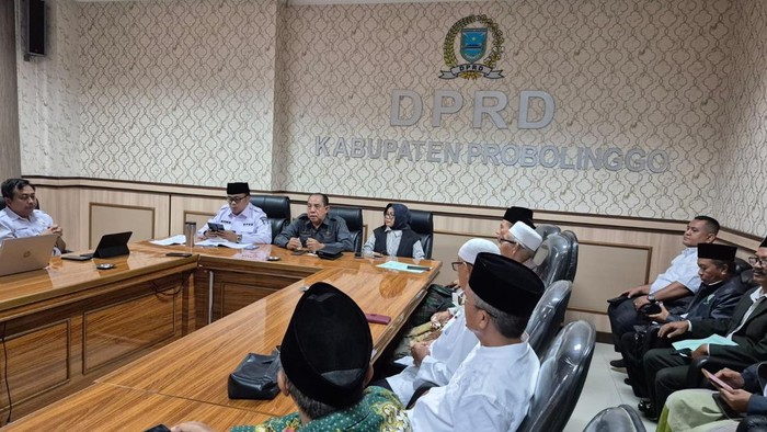 Para pemuka agama di Probolinggo mendatangi DPRD buntut tragedi pesta miras yang menewaskan sejumlah orang