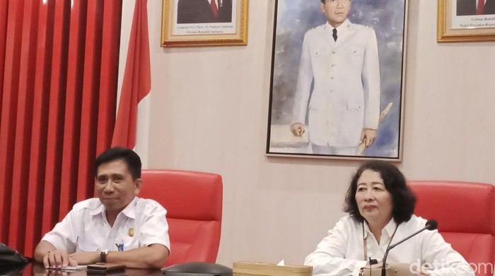 Pj Sekda I Made Ari Pulasari (kiri) saat menjelaskan rangkaian HUT ke-821 Kota Bangli, Rabu (7/5/2025). (Foto: Ni Komang Ayu Leona W/detikBali)
