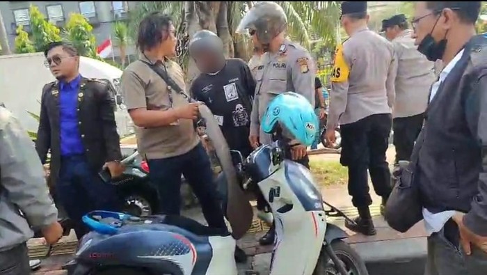 Polisi menangkap empat orang mata elang atau debt collector di Cengkareng. (dok.Istimewa)