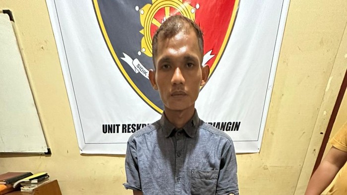 Polisi tangkap preman di Sarolangun, Jambi, yang memalak sopir truk hingga nyangkut di depan kap