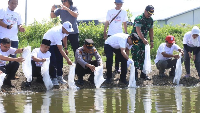 Acara tabur benih ikan yang dilakukan polisi/TNI yang digelar PWI Bojonegoro