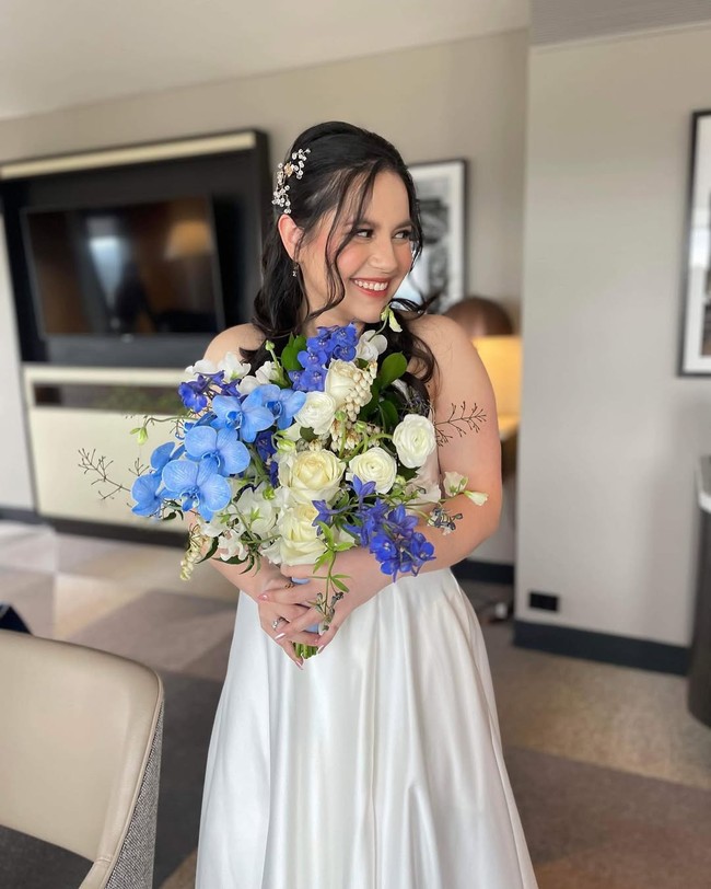 Lahir pada 8 Mei 1996, Elodie merupakan anak bungsu dari pasangan Patrice Bouttier, pria asal Prancis, dan Siti Purwanti, wanita Indonesia yang menetap di Bali. Memiliki campuran Prancis-Indonesia, Elodie dikarunia wajah blasteran yang memikat. (Foto: Instagram/@elodie_bouttier)