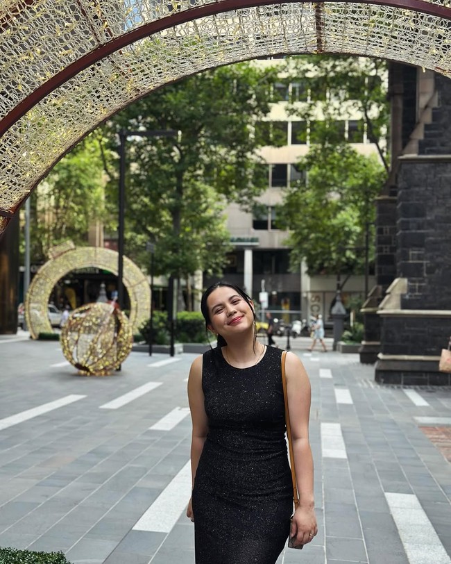Berdasarkan informasi yang dihimpun dari berbagai sumber, Elodie diketahui pernah mengecap pendidikan sarjana di Edith Cowan University, Australia, dengan jurusan Broadcast Journalism pada 2018. (Foto: Instagram/@elodie_bouttier)