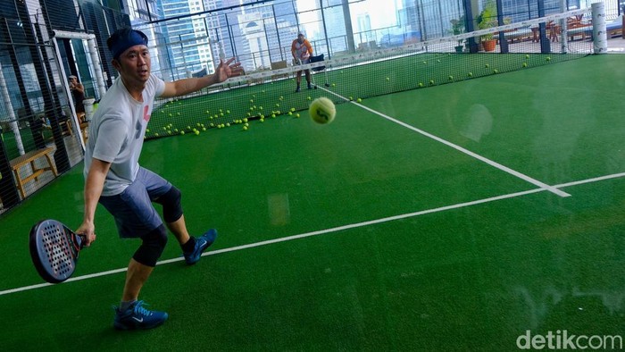 Potret Padel, Olahraga yang Kini Digandrungi Kaum Urban Bukan tenis atau squash, padel kini menjadi tren baru. Olahraga asal Meksiko ini menjadi primadona baru kaum urban di Jakarta.