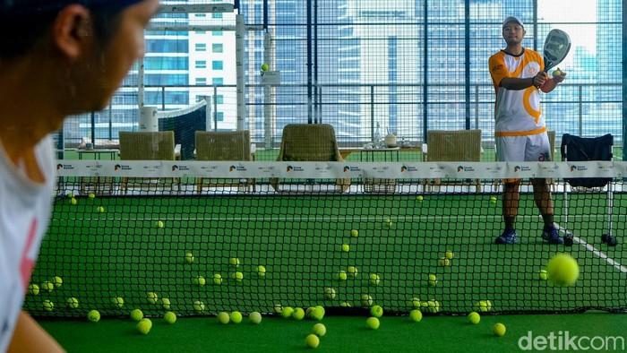 Bukan tenis atau squash, padel kini menjadi tren baru. Olahraga asal Meksiko ini menjadi primadona baru kaum urban di Jakarta.