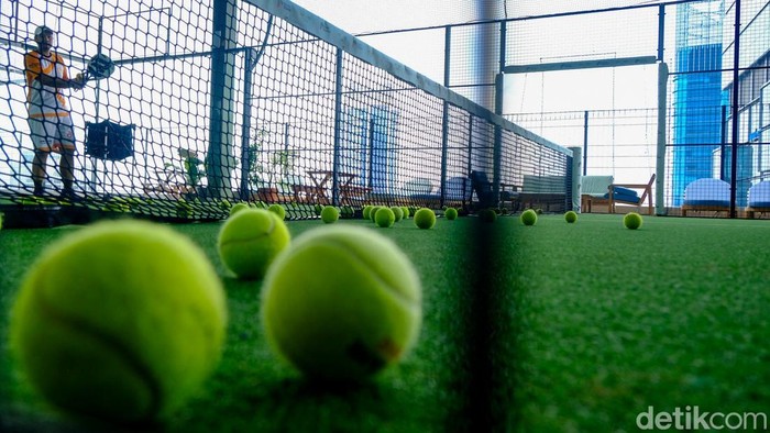 Bukan tenis atau squash, padel kini menjadi tren baru. Olahraga asal Meksiko ini menjadi primadona baru kaum urban di Jakarta.