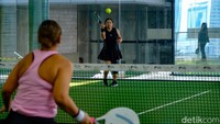 Berbeda dari olahraga individu, padel menciptakan suasana akrab di lapangan dan tidak selalu dimainkan dalam konteks kompetitif. Banyak orang memainkannya untuk bersenang-senang, bersosialisasi, atau sekadar berolahraga ringan.