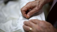 Identitas paus berikutnya masih menjadi misteri hingga asap putih muncul dari cerobong asap Kapel Sistina, yang berarti Mancinelli sedang mempersiapkan versi kecil, sedang, dan besar yang dapat dikenakan dalam waktu singkat.
