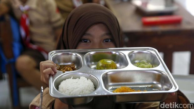 Presiden RI Prabowo Subianto bersama dengan Pendiri Gates Foundation, Bill Gates mendatangi SDN Jati 03 Pulomas, Jakarta Timur, Rabu (7/5/2025). Kedatangan mereka untuk meninjau program Makan Bergizi Gratis.