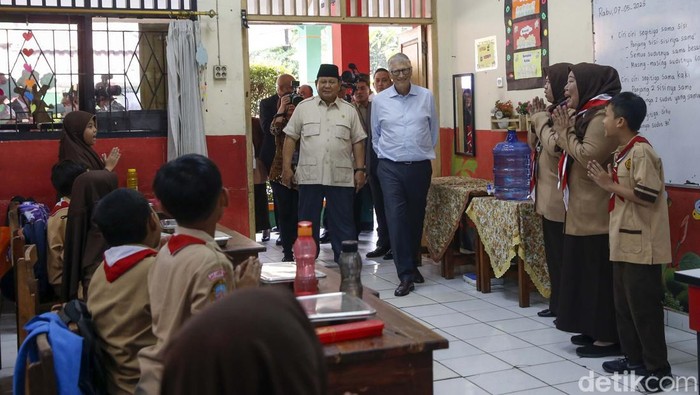 Presiden RI Prabowo Subianto bersama dengan Pendiri Gates Foundation, Bill Gates mendatangi SDN Jati 03 Pulomas, Jakarta Timur, Rabu (7/5/2025). Kedatangan mereka untuk meninjau program Makan Bergizi Gratis.