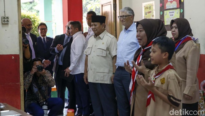 Presiden RI Prabowo Subianto bersama dengan Pendiri Gates Foundation, Bill Gates mendatangi SDN Jati 03 Pulomas, Jakarta Timur, Rabu (7/5/2025). Kedatangan mereka untuk meninjau program Makan Bergizi Gratis.