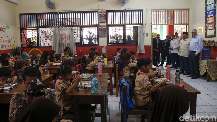 Presiden RI Prabowo Subianto bersama dengan Pendiri Gates Foundation, Bill Gates mendatangi SDN Jati 03 Pulomas, Jakarta Timur, Rabu (7/5/2025). Kedatangan mereka untuk meninjau program Makan Bergizi Gratis.