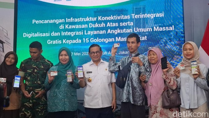 Pramono resmikan 15 golongan gratis naik transportasi umum. (Brigitta/detikcom)