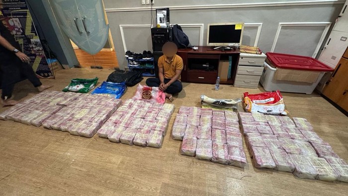 Pria inisial Z usai ditangkap oleh tim gabungan. (Foto: Bea Cukai Aceh).