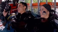 Prilly Latuconsina happy mengajak Omara Esteghlal menyelam untuk pertama kalinya di laut. Foto: Instagram: @prillylatuconsina96