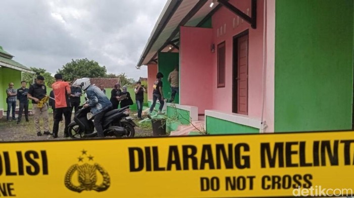 Proses rekonstruksi kasus dugaan pembunuhan wanita terlilit lakban di indekos Ciamis.