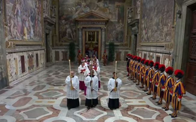 Prosesi masuk dan sumpah para Kardinal di Kapel Sistina. (YouTube/EWTN Vatican)