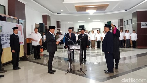 Prosesi pelantikan Dinas Perpustakaan dan Kearsipan di Kantor Bupati Lombok Timur, Rabu (7/5/2025). ( Sanusi Ardi W/detikBali).