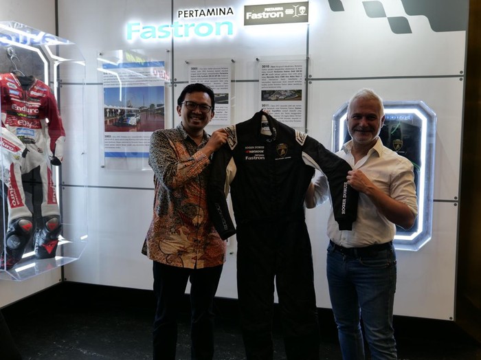 PT Pertamina Lubricants (PTPL) menerima memorabilia eksklusif berupa racing suit milik salah satu pembalap Lamborghini Super Trofeo dari Lamborghini Squadra Corse.