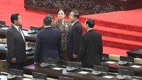 Ketua DPR Puan Maharani (kanan) berbincang dengan Presiden Senat Kerajaan Kamboja Hun Sen.