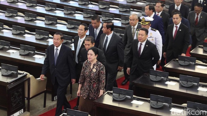 Ketua DPR Puan Maharani (kanan) bersama Presiden Senat Kerajaan Kamboja Samdech Akka Moha Sena Padei Techo Hun Sen (kiri) berjalan memasuki Gedung Nusantara saat melakukan pertemuan di Kompleks Parlemen, Senayan, Jakarta, Rabu (7/5/2025). Pertemuan tersebut membahas perlindungan bagi pekerja migran Indonesia atau PMI di Kamboja.