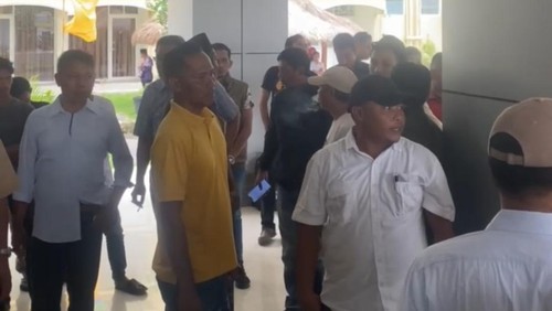 Puluhan warga menggeruduk Asrama Haji NTB lantaran tak terima keberangkatan Bupati Lombok Tengah Lalu Pathul Bahri dan istrinya Baiq Nurul Aini ke Tanah Suci kembali ditunda. (Foto: Istimewa)