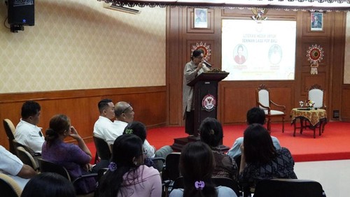 Acara literasi media untuk seniman lagu pop bali di ruang rapat Monumen Bajra Sandhi, Renon, Denpasar, Rabu (7/5/2025).