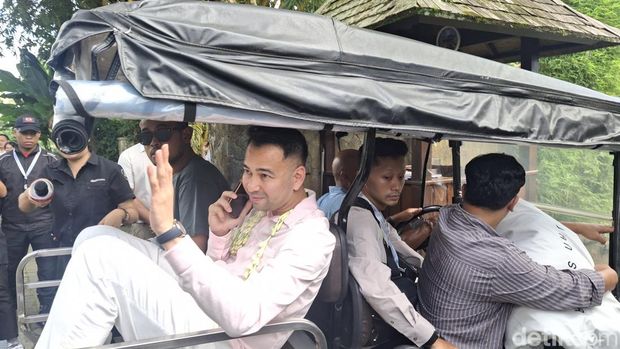 Raffi Ahmad dan Nagita Slavina di pernikahan Luna Maya - Maxime Bauttier di Gianyar, Bali, Rabu (7/5/2025). (Fabiola Dianira)